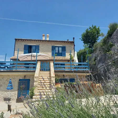 La Casa Dalle Finestre Blu Bed & Breakfast