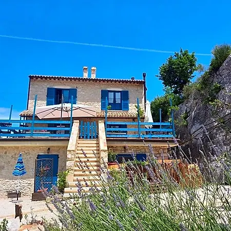La Casa Dalle Finestre Blu